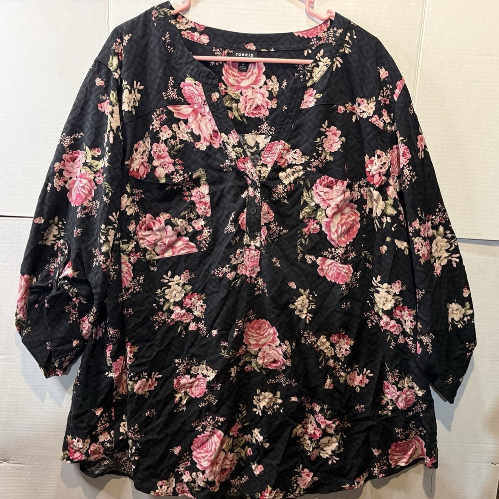 Torrid Women's Popover Top Plus Sz 4 Pink Black Floral Roll Tab Sleeves Pullover - Picture 2 of 9